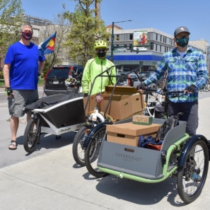 #BicycleColorado volunteers and staff members spent time today helping @denverurbangardens and @denverfoodrescue deliver “Grow a Garden” food boxes to home-bound families in Denver—via bike! Supporting our community on two wheels makes for a great way to spend a sunny day. Many thanks to our friends @ddchen47, David M., and @juggernautcargo for your help! Head to denverfoodrescue.org or dug.org to learn more about these great local organizations. #rideyourbike